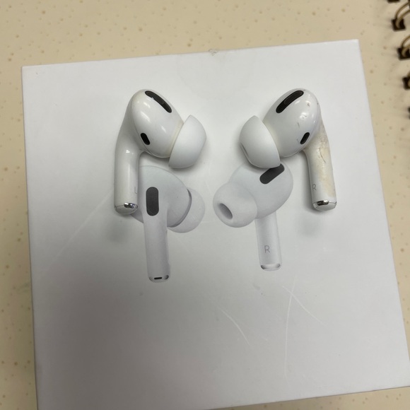 AirPods Pro (1st Generation) with Wireless Charging Case and Charging Cord - Picture 15 of 16